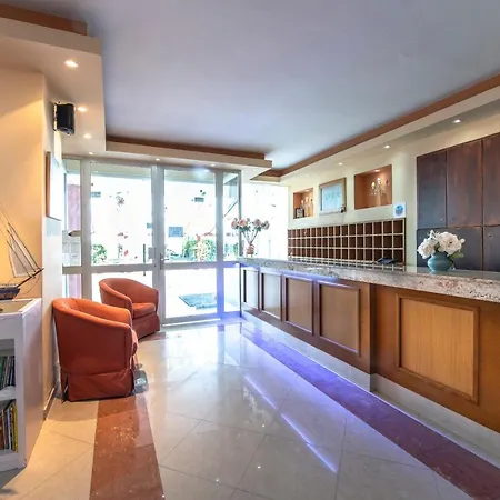 Hotel Avra 3*
