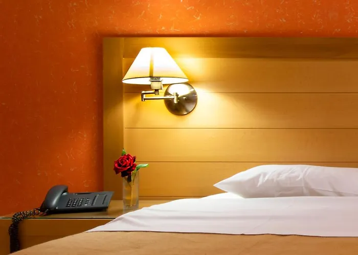 Отель Avra Метана